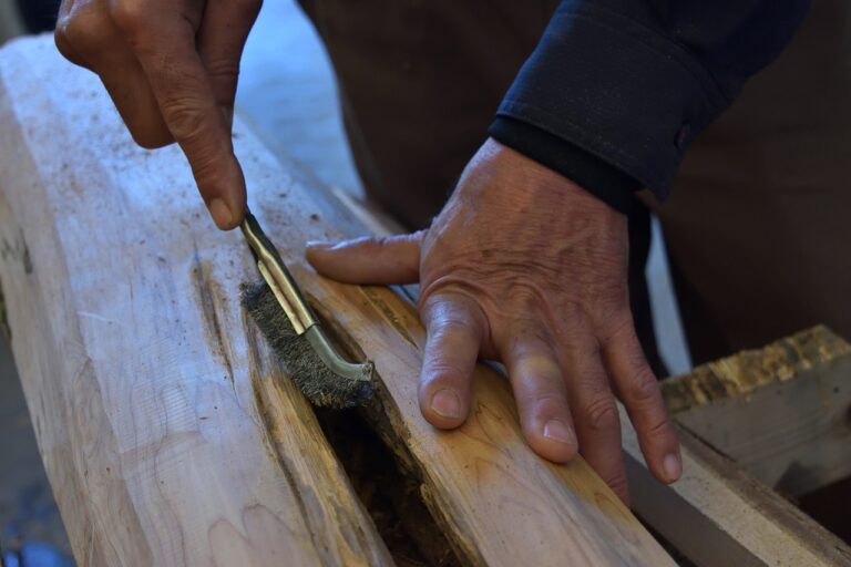 Carving Craftsman Woodwork - Jirreaux / Pixabay